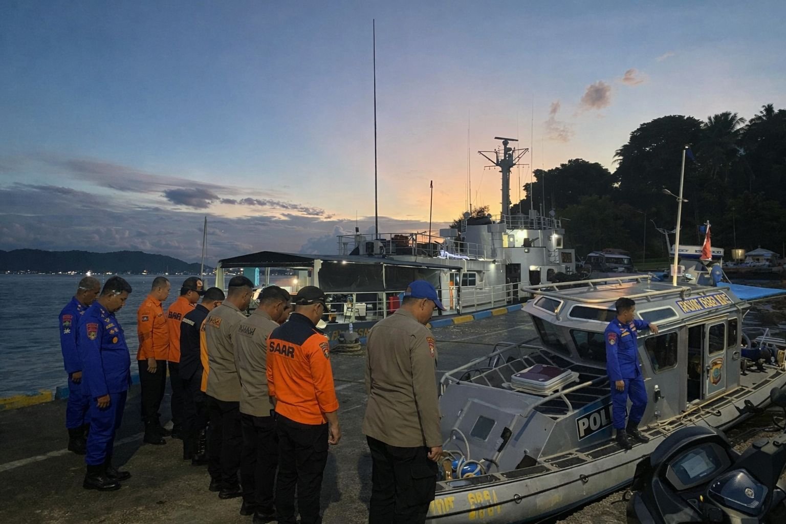 Gerak Cepat Kapal Polairud Sulut Bergerak Evakuasi ABK KM Anaya Yang Kebakaran